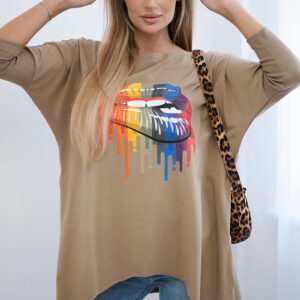 Bluzka oversize z nadrukiem tęczowych ust camelowa