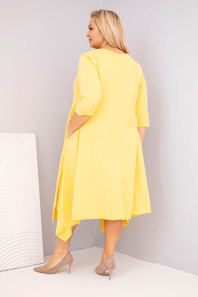Sukienka damska bawełniana Plus Size z asymetrycznym dołem żółta - obrazek 3