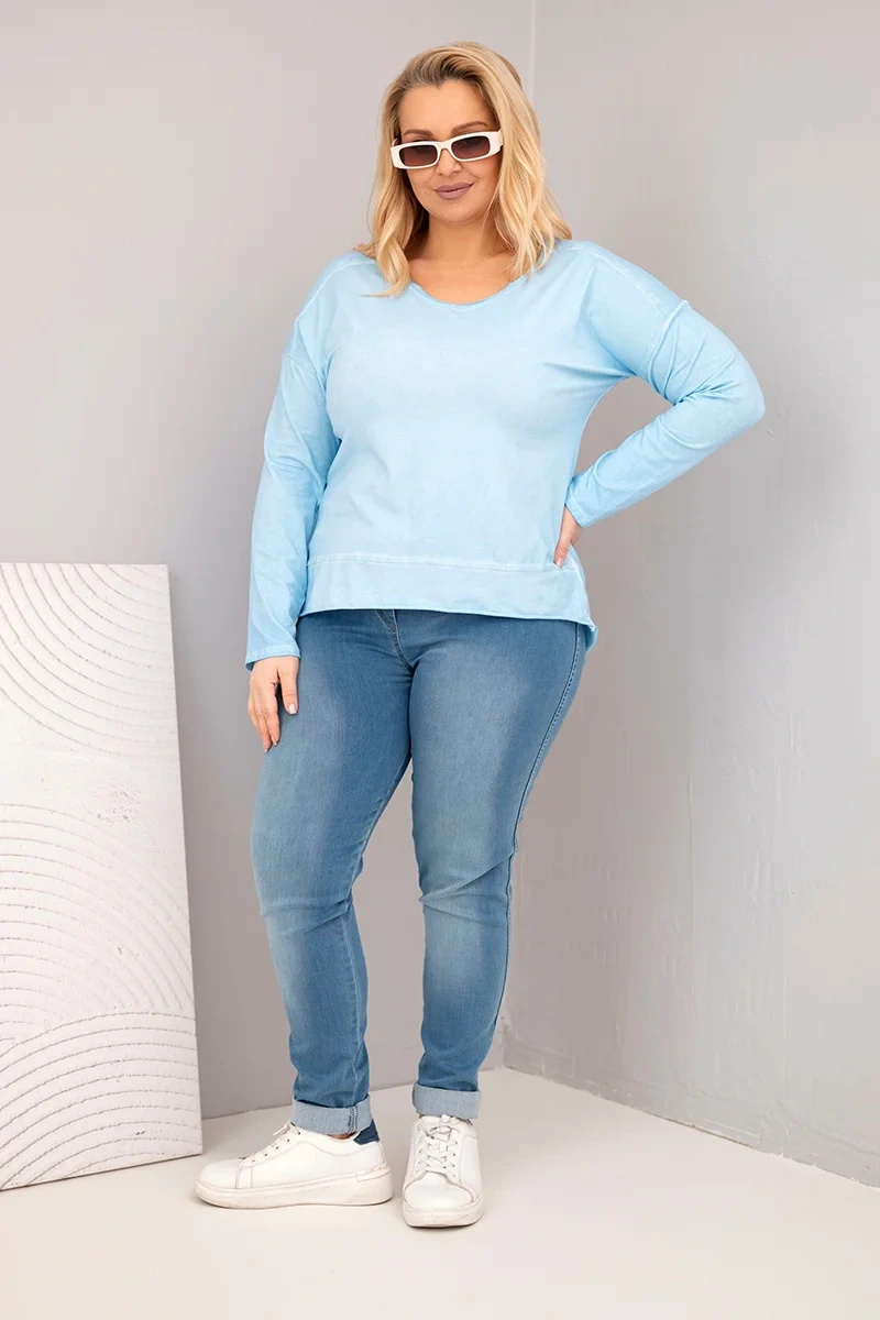 Bluzka damska Plus Size przecierana z dekoltem V i dłuższym tyłem niebieska - obrazek 2