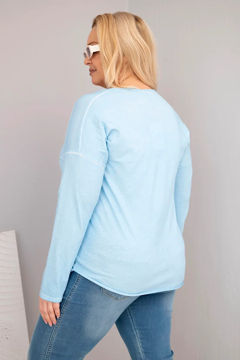 Bluzka damska Plus Size przecierana z dekoltem V i dłuższym tyłem niebieska - obrazek 3