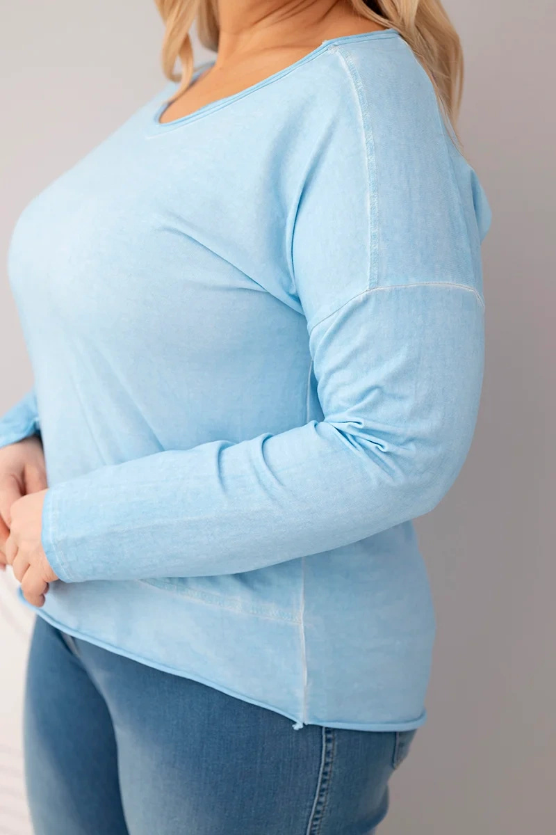Bluzka damska Plus Size przecierana z dekoltem V i dłuższym tyłem niebieska - obrazek 4
