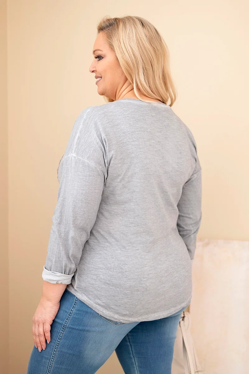 Bluzka damska Plus Size przecierana z nadrukiem i dłuższym tyłem szara - obrazek 4