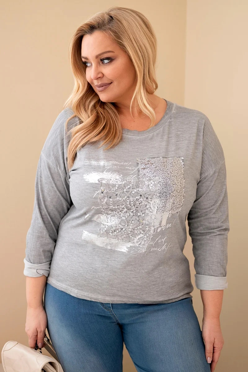 Bluzka damska Plus Size przecierana z nadrukiem i dłuższym tyłem szara