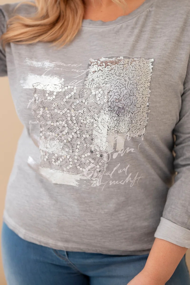 Bluzka damska Plus Size przecierana z nadrukiem i dłuższym tyłem szara - obrazek 2