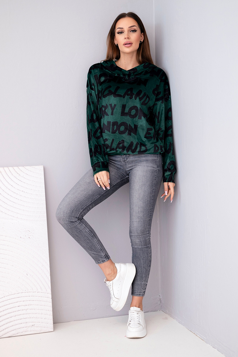 Bluza damska oversize z kapturem i nadrukiem ciemno zielona - obrazek 3