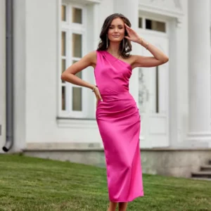Satynowa sukienka na jedno ramię fuksja
