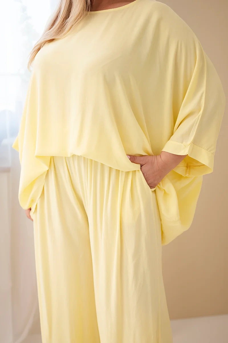 Komplet damski Plus Size wiskozowy z szerokimi spodniami i bluzką - obrazek 4