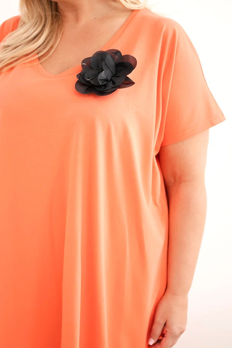 Sukienka damska Plus Size bawełniana z broszką i dekoltem koralowa - obrazek 4