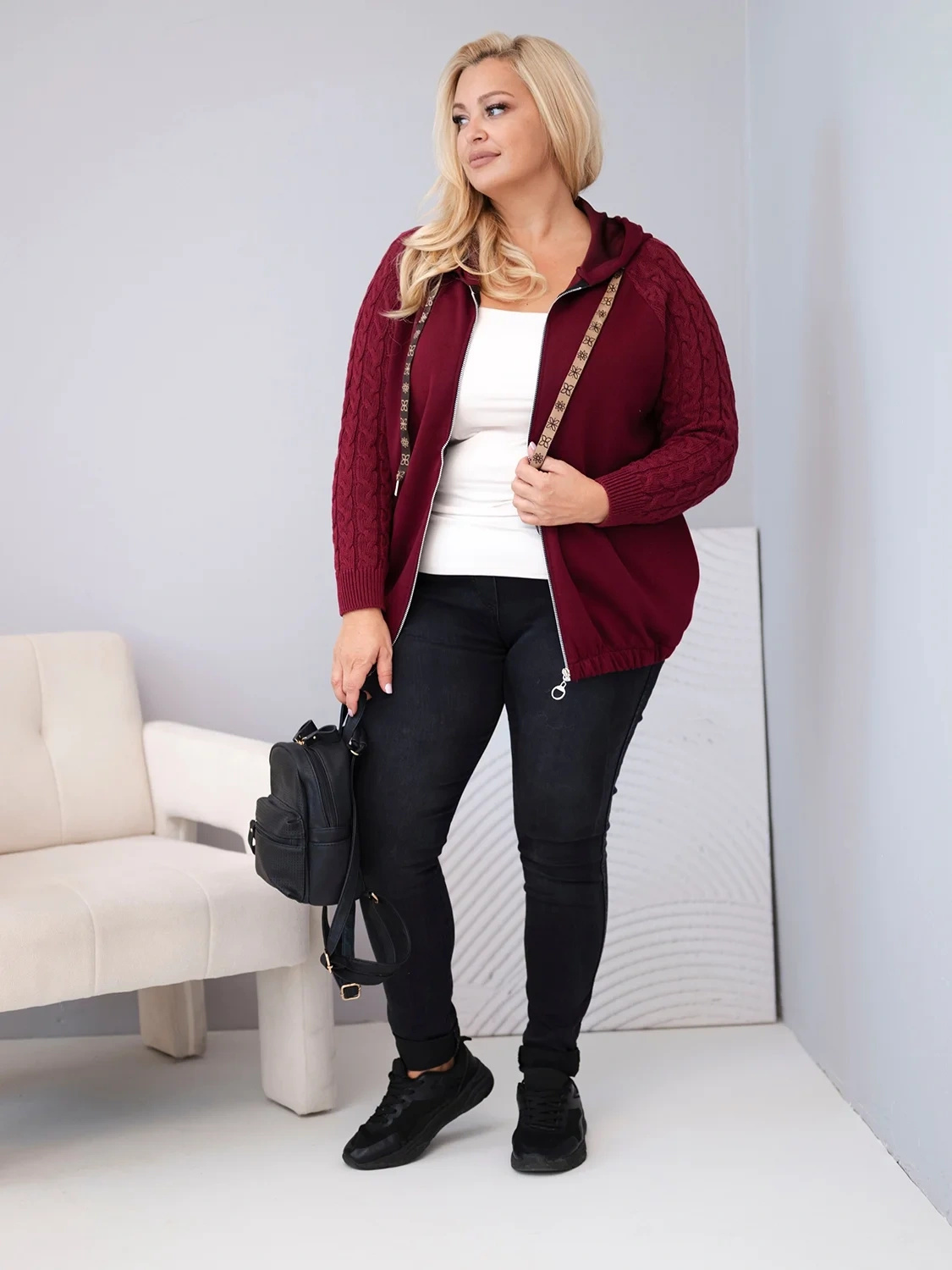 Bluza damska bawełniana Plus Size z dzianinowymi rękawami i kapturem bordowa - obrazek 3
