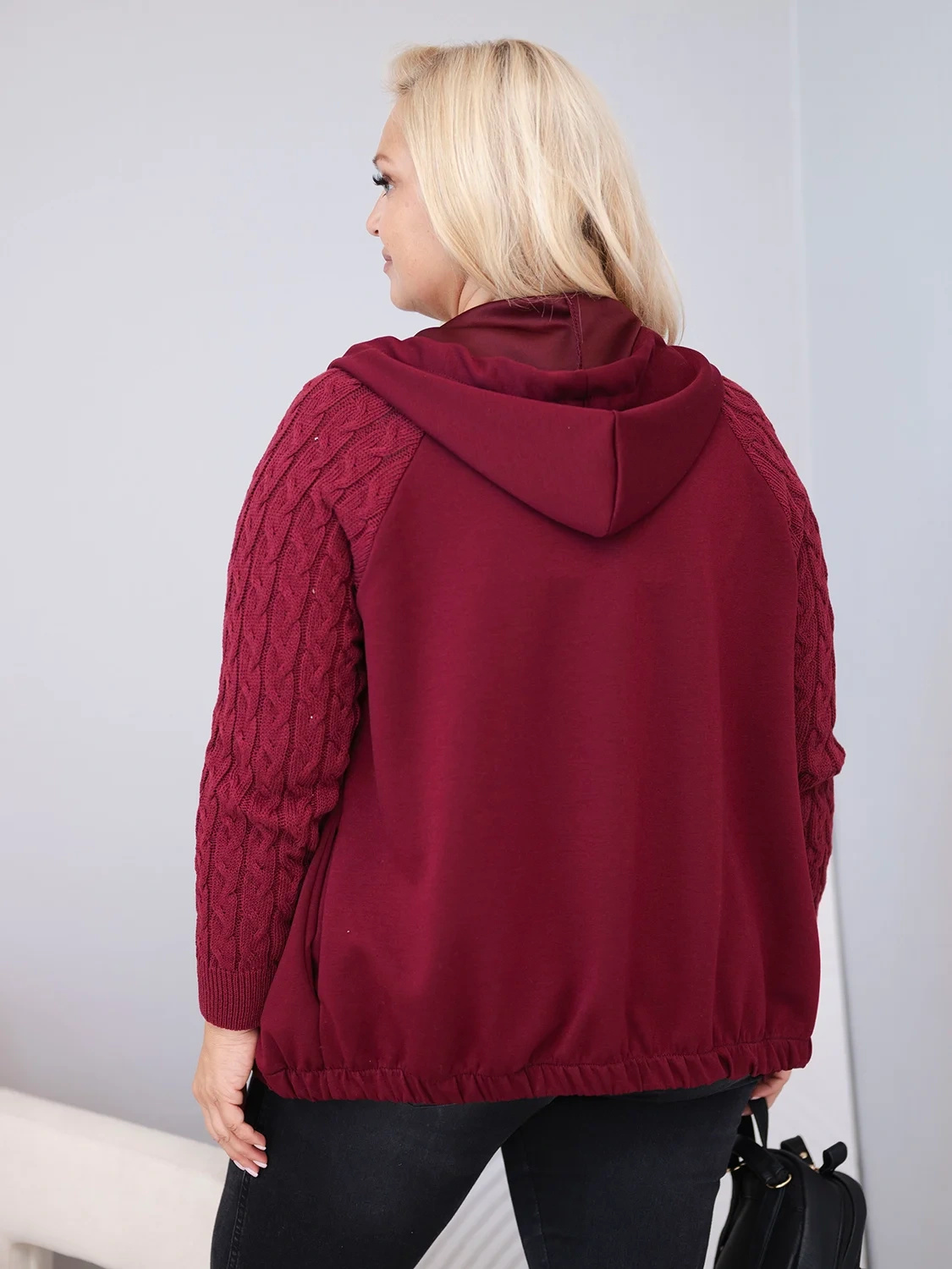 Bluza damska bawełniana Plus Size z dzianinowymi rękawami i kapturem bordowa - obrazek 4