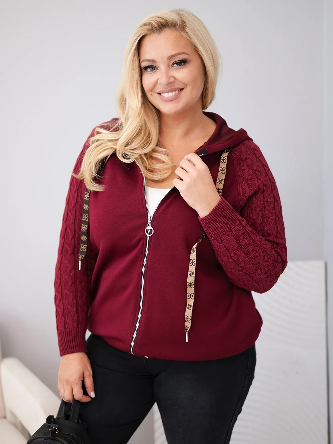 Bluza damska bawełniana Plus Size z dzianinowymi rękawami i kapturem bordowa