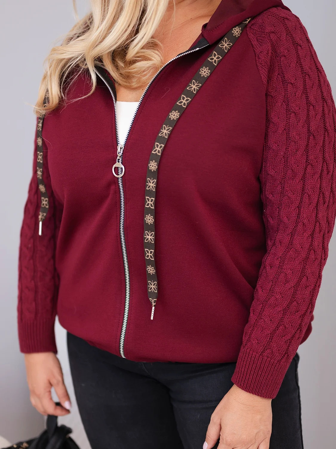 Bluza damska bawełniana Plus Size z dzianinowymi rękawami i kapturem bordowa - obrazek 2