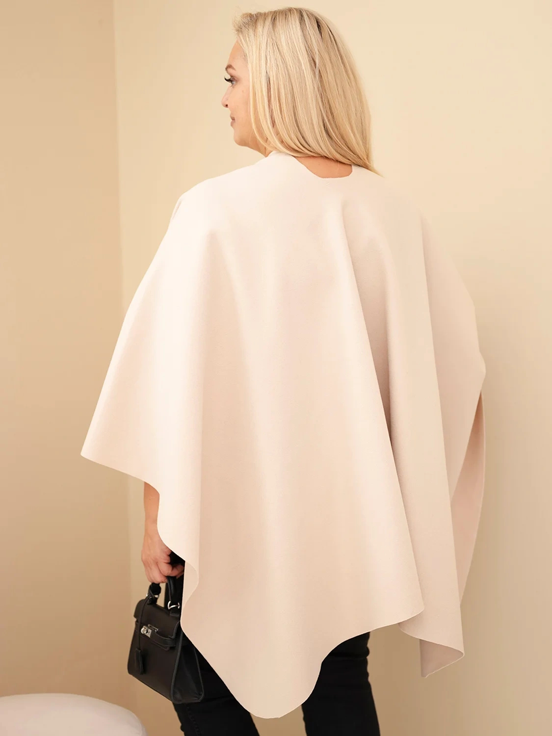 Narzutka damska ponczo Plus Size z broszką beżowa - obrazek 4
