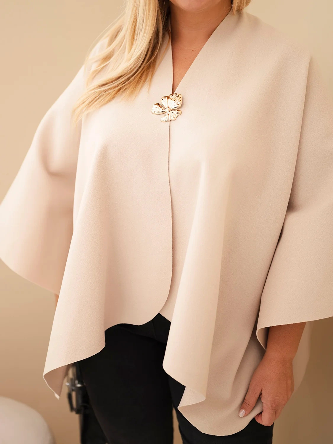 Narzutka damska ponczo Plus Size z broszką beżowa - obrazek 2