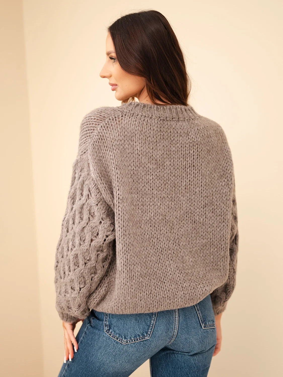Sweter damski z ażurowymi rękawami - obrazek 4